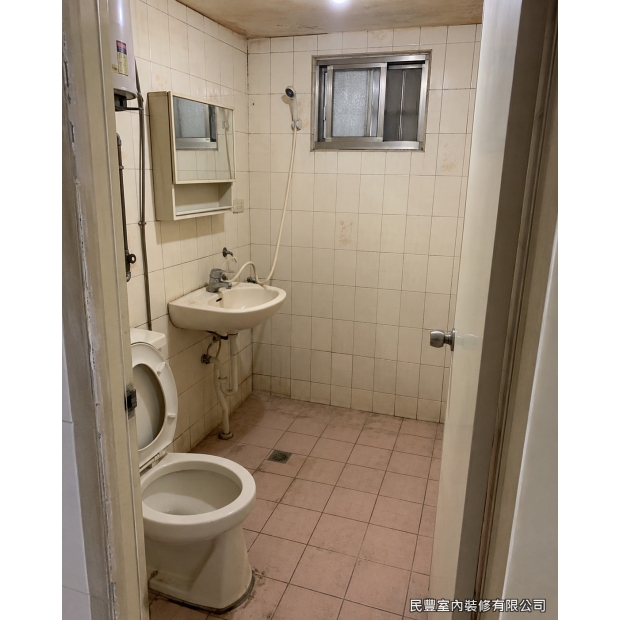 衛浴廚房雙翻新-屋齡偏高的老屋衛浴，磁磚泛黃、設備老舊，地排與管線皆已老化。屋主希望整間打掉重做，提升防水與使用機能