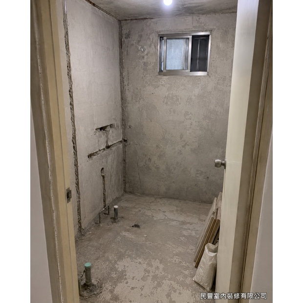 衛浴廚房雙翻新-壁面與地坪清理至結構層，確認原有給排水管位與洩水方向，為重新配置管線做好準備