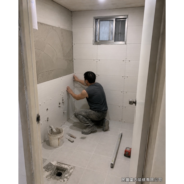 衛浴廚房雙翻新-以益膠泥由下往上鋪貼新磁磚，逐片校正水平、留縫一致，牆面與地坪煥然一新