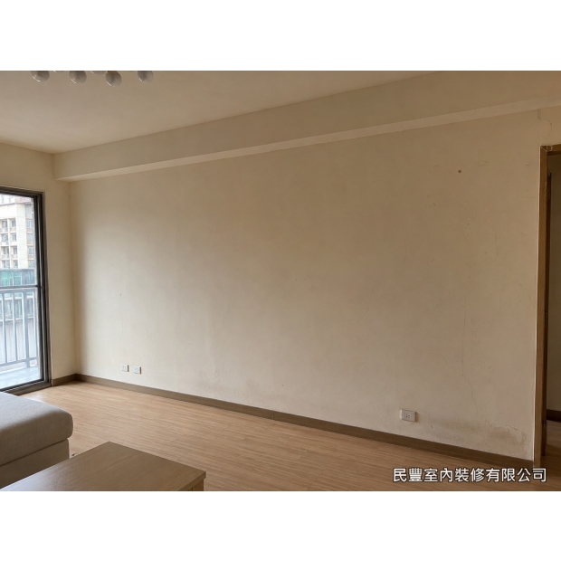 客廳牆面批土刮除-客廳牆面原況漆膜老化泛黃，局部起泡剝落，敲擊有空鼓聲，業主委託民豐室內裝修進行批土刮除翻新