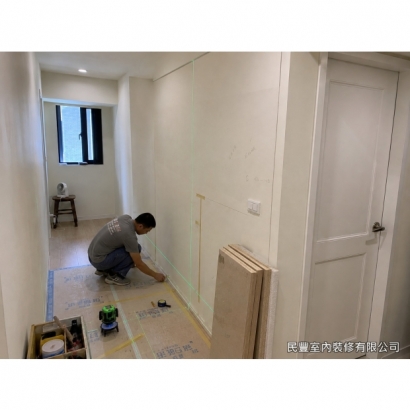 臥室衣櫃-系統板材進場後依序組裝側板、背板及底板，以水平儀確認垂直水平精度，每道接縫以專用五金確實鎖固，確保衣櫃結構穩固耐用