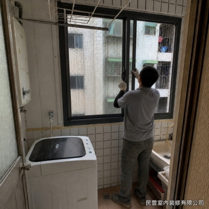氣密窗-針對閒置冷氣孔以紅磚與水泥砂漿分層填補封實,確保封補處與原牆面結構緊密結合,杜絕漏水與蟲害縫隙 氣密窗-針對閒置冷氣孔以紅磚與水泥砂漿分層填補封實,確保封補處與原牆面結構緊密結合,杜絕漏水與蟲害縫隙