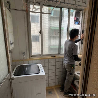 氣密窗-將新鋁窗框置入窗洞,以水平儀校正水平垂直基準,確認窗框四邊平整無歪斜後以固定片定位,準備鎖合固定 氣密窗-將新鋁窗框置入窗洞,以水平儀校正水平垂直基準,確認窗框四邊平整無歪斜後以固定片定位,準備鎖合固定
