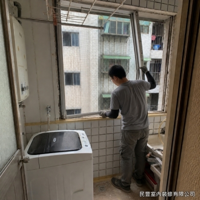 氣密窗-於窗框與牆面接縫處施作塞水路防水,填入防水砂漿確實封填縫隙,阻絕雨水滲入,提升陽台整體防水性能 氣密窗-於窗框與牆面接縫處施作塞水路防水,填入防水砂漿確實封填縫隙,阻絕雨水滲入,提升陽台整體防水性能