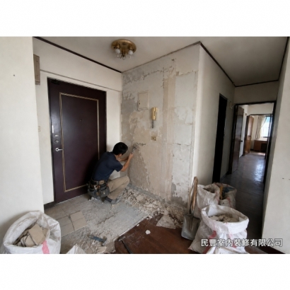 全室系統傢具裝修-師傅使用電動鑿除工具打除玄關舊磁磚,清理地面基底,為新磁磚鋪設做好準備,現場垃圾袋裝袋整齊,保持施工環境整潔有序 全室系統傢具裝修-師傅使用電動鑿除工具打除玄關舊磁磚,清理地面基底,為新磁磚鋪設做好準備,現場垃圾袋裝袋整齊,保持施工環境整潔有序