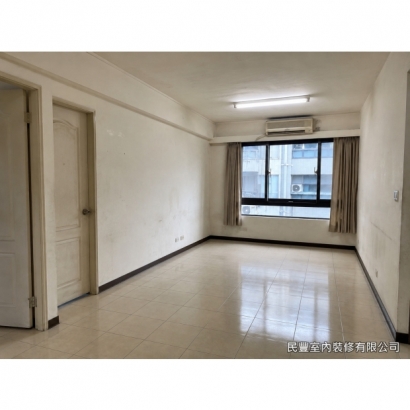 全室翻新整合施工-施工前完整記錄老屋現況，舊式磁磚地板、老舊天花板燈具及原裝分離式冷氣，各項設備已使用多年老化，整體格局陰暗