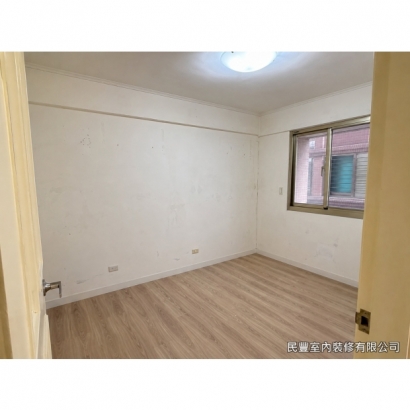 全室牆面刷漆-進場前詳細檢視屋況:全室牆面多處斑駁髒污,舊漆面起泡剝落、批土層鬆動,已不適合直接覆蓋新漆。團隊現場評估後規劃完整翻新工序,從基底處理做起,確保新漆面持久美觀 全室牆面刷漆-進場前詳細檢視屋況:全室牆面多處斑駁髒污,舊漆面起泡剝落、批土層鬆動,已不適合直接覆蓋新漆。團隊現場評估後規劃完整翻新工序,從基底處理做起,確保新漆面持久美觀