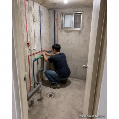 衛浴廚房雙翻新-重新配置冷熱水管（紅藍）與電線管路（綠），給水、排水與電源位置依新規劃精準定位