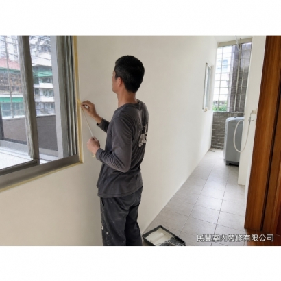 局部壁面補漆-窗框與轉角處以毛刷細部收邊，線條筆直不沾染，展現油漆師傅的細膩手路