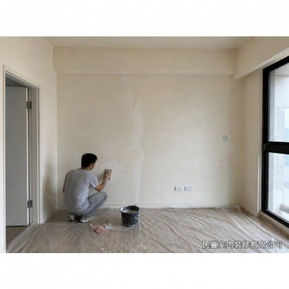 藝術牆畫-地坪滿鋪保護，牆面先行批土研磨整平並上底漆，良好基底是藝術塗料顯色均勻的關鍵