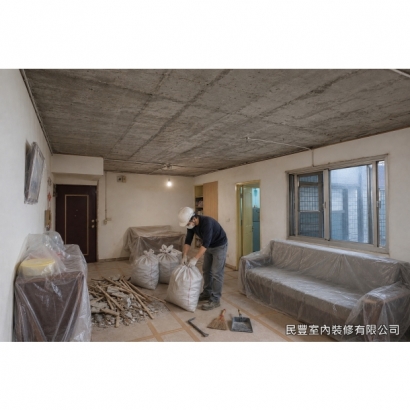 天花板-將舊天花面材與骨架完整拆除至RC樓板結構面,露出原有管線;地面與家具鋪設養生保護材,廢料袋裝集中並清運 天花板-將舊天花面材與骨架完整拆除至RC樓板結構面,露出原有管線;地面與家具鋪設養生保護材,廢料袋裝集中並清運